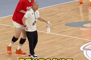 球員瘋狂欺負(fù)教練，教練卻還是拿她當(dāng)寶！